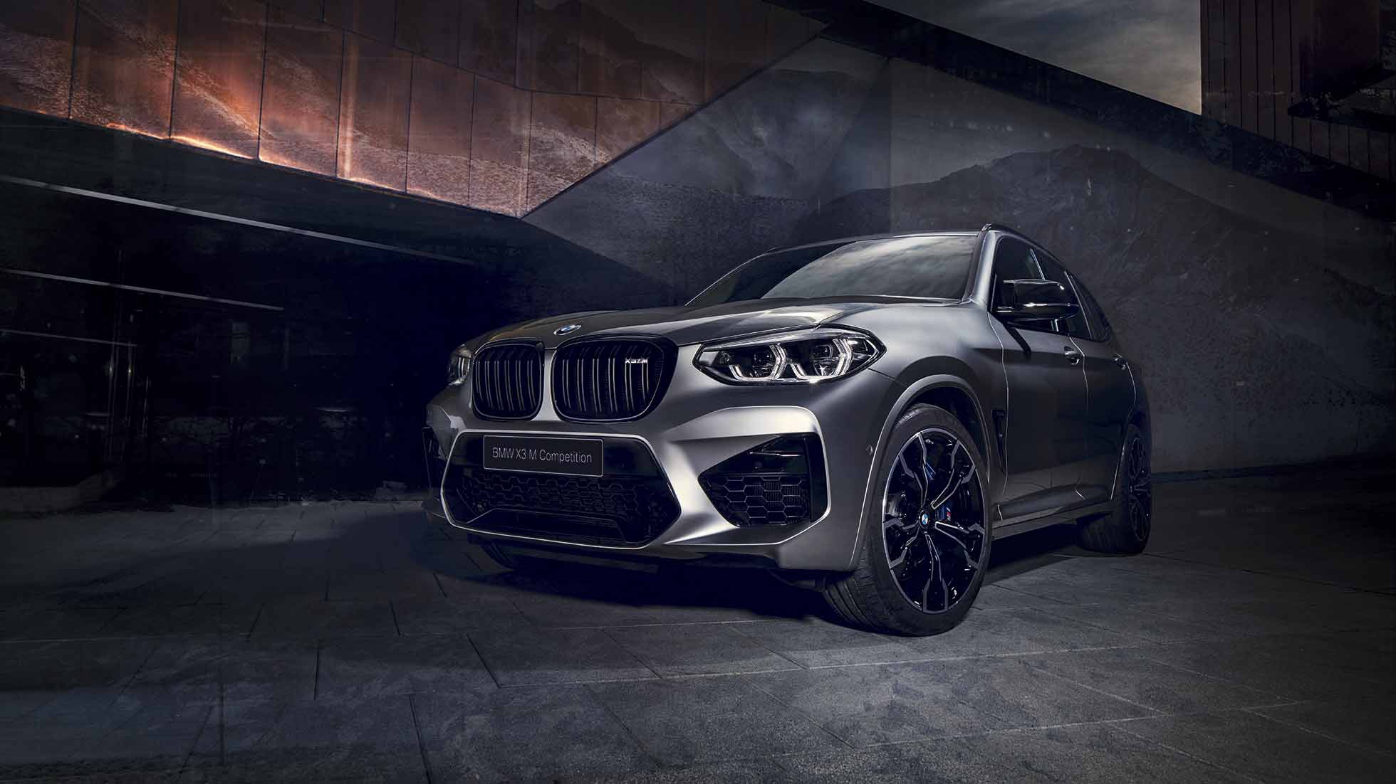 BMW X3 M Competition, вид спереди с поворотом в три четверти. BMW X3 M Competition, Серый Донингтон металлик, внешний вид, вид спереди с поворотом в три четверти.